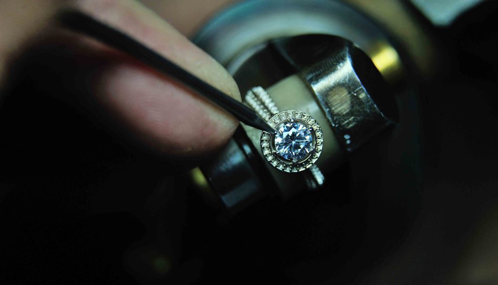Fixing a gem into a jewelry ring during the manufacturing process
